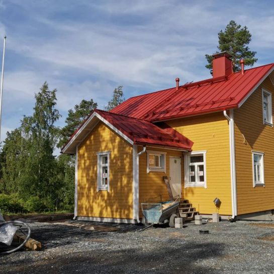 Keltainen talo remontin jälkeen